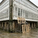 Restauración de una galería de madera blanca en un edificio antiguo de Galicia