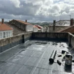 Terraza en obras con lámina impermeabilizante nueva en un edificio de Galicia