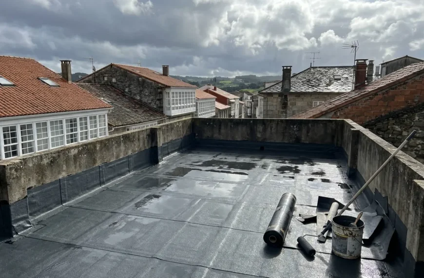 Terraza en obras con lámina impermeabilizante nueva en un edificio de Galicia