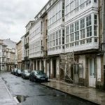 Obra menor en A Coruña: andamio para reparar la fachada de un edificio con galerías