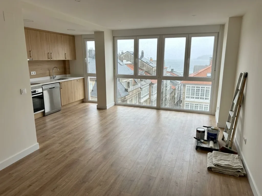 Precio de reformar en Galicia: piso reformado en A Coruña con cocina abierta y suelo nuevo