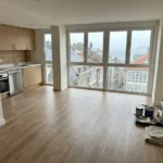 Precio de reformar en Galicia: piso reformado en A Coruña con cocina abierta y suelo nuevo