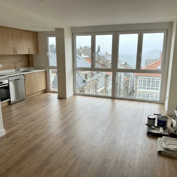 Precio de reformar en Galicia: piso reformado en A Coruña con cocina abierta y suelo nuevo