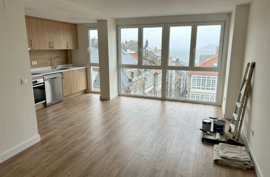 Precio de reformar en Galicia: piso reformado en A Coruña con cocina abierta y suelo nuevo