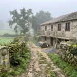 Casa de piedra en rehabilitación junto al Camino de Santiago en una aldea gallega