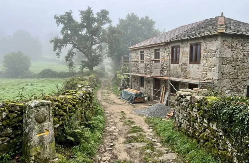 Casa de piedra en rehabilitación junto al Camino de Santiago en una aldea gallega