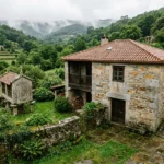 Casa de piedra gallega rehabilitada con tejado nuevo y hórreo en el jardín